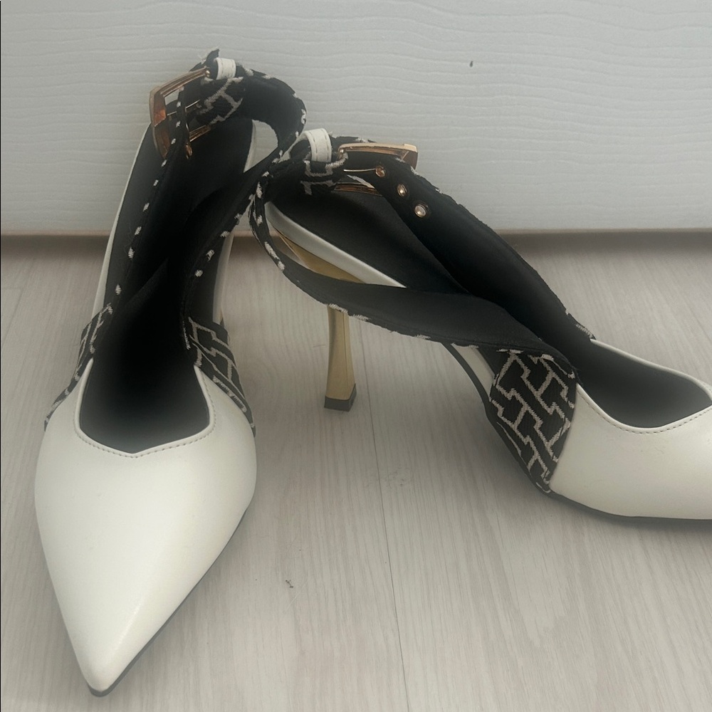 Source Unknown Black and White Heels with Gold Accent - Picture 2 of 3